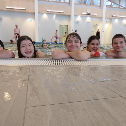 Fünf lustige SchwimmerInnen