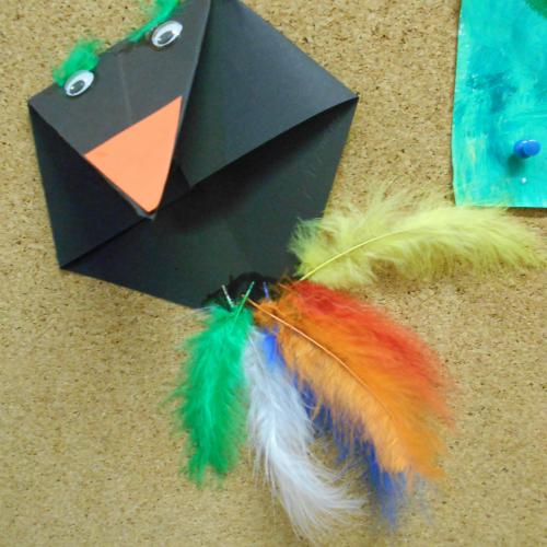 Rabe mit bunten Federn