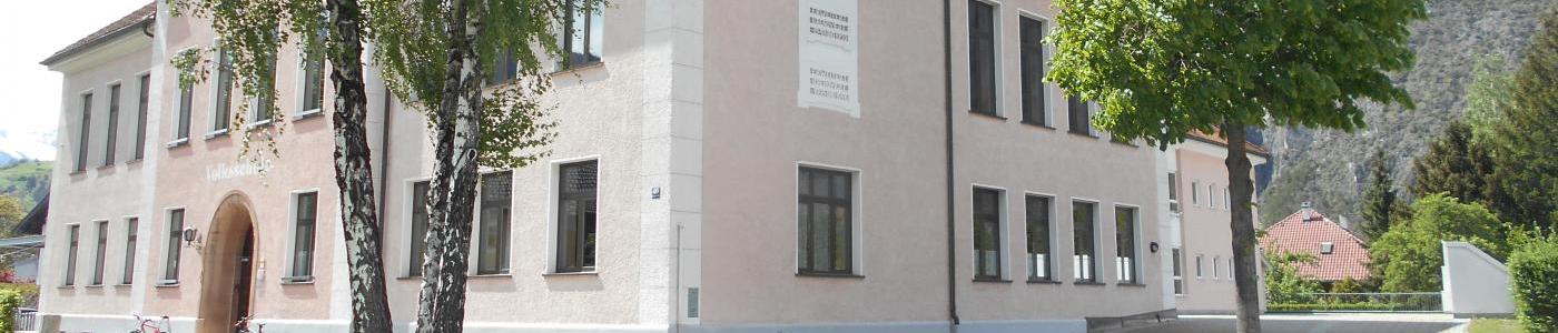 Schulhaus im Frühling