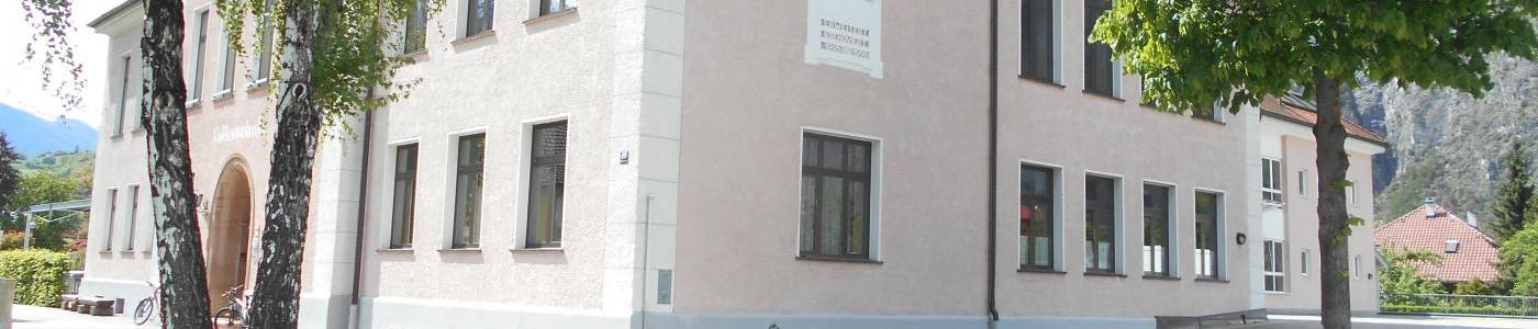 Schulhaus im Frühjahr