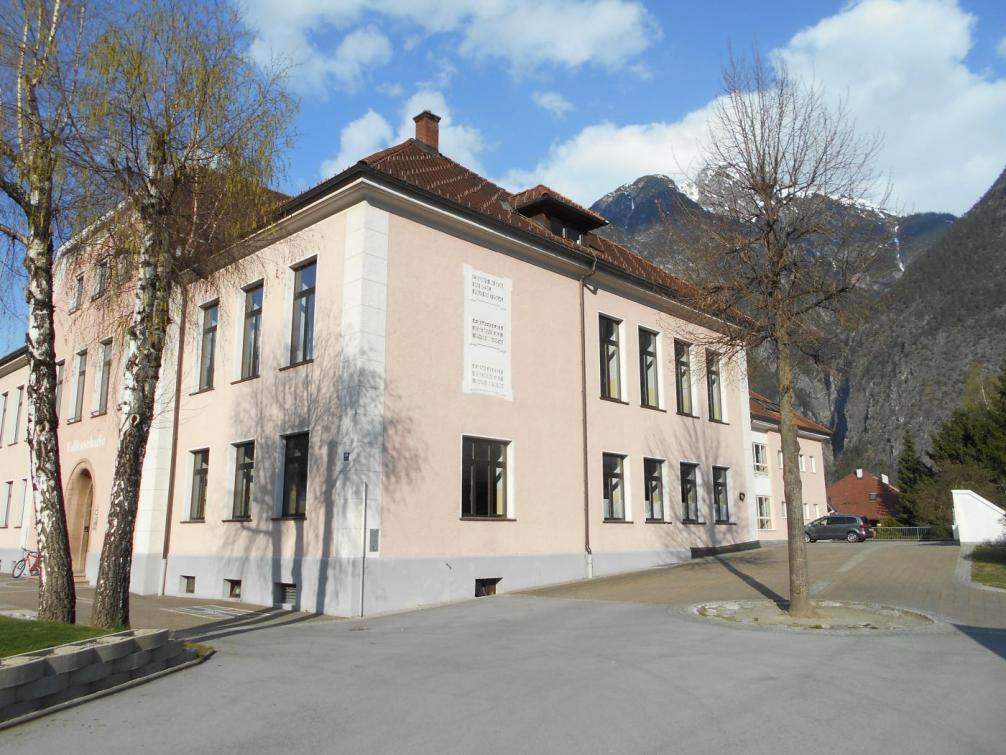 Schulhaus im Frühling
